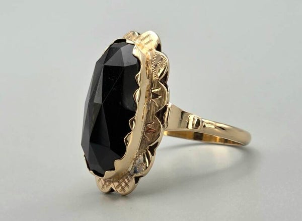 Gouden antieke ring met edelsteen granaat. 2025/642.