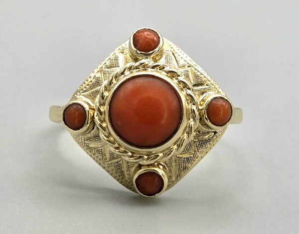 Gouden antieke ring met bloedkoraal. 2025/645.