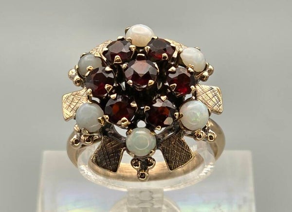 Vintage ring met edelsteen granaat en opaal. 2025/656.