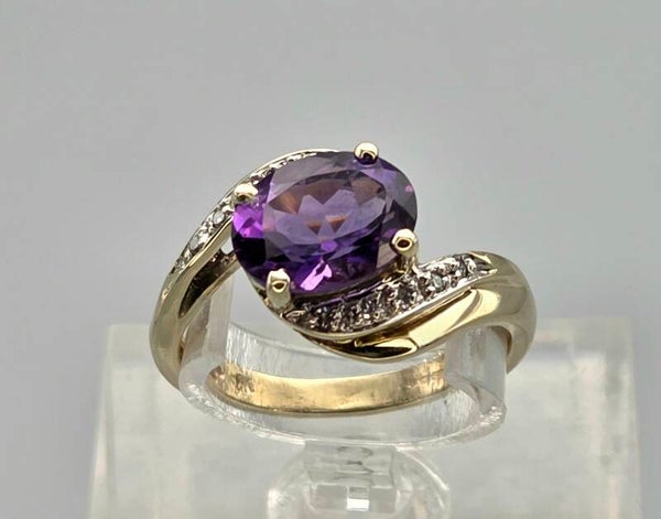 Vintage ring met edelsteen amethist en diamant. 2025/657.
