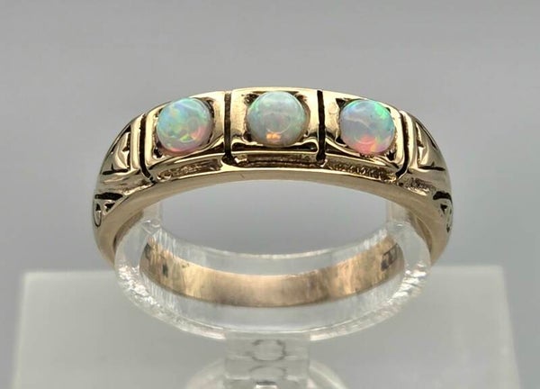 Vintage ring met edelsteen opaal. 2025/671.