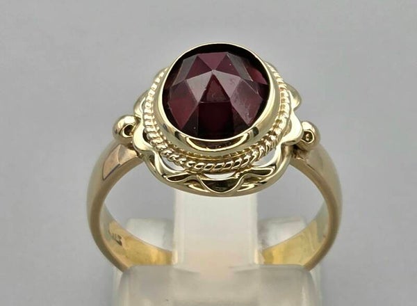 vintage ring met edelsteen granaat. 2025/695..