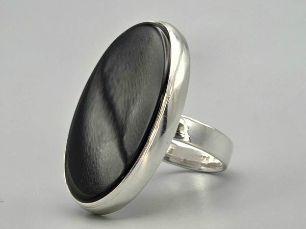 Zilveren ring met edelsteen onyx. 2025/663.