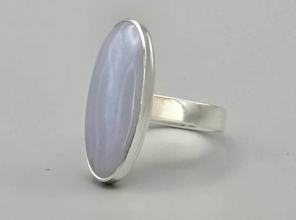 Zilveren ring met edelsteen chalcedoon. 2025/661.