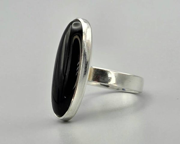 Zilveren ring met edelsteen onyx. 2025/660.