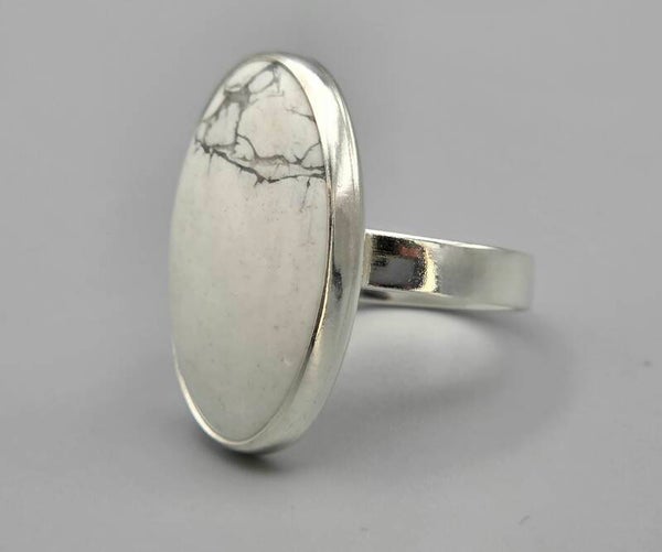 Zilveren ring met edelsteen howliet. 2025/666.