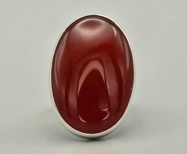 Zilveren ring met edelsteen carneool. 2025/668.