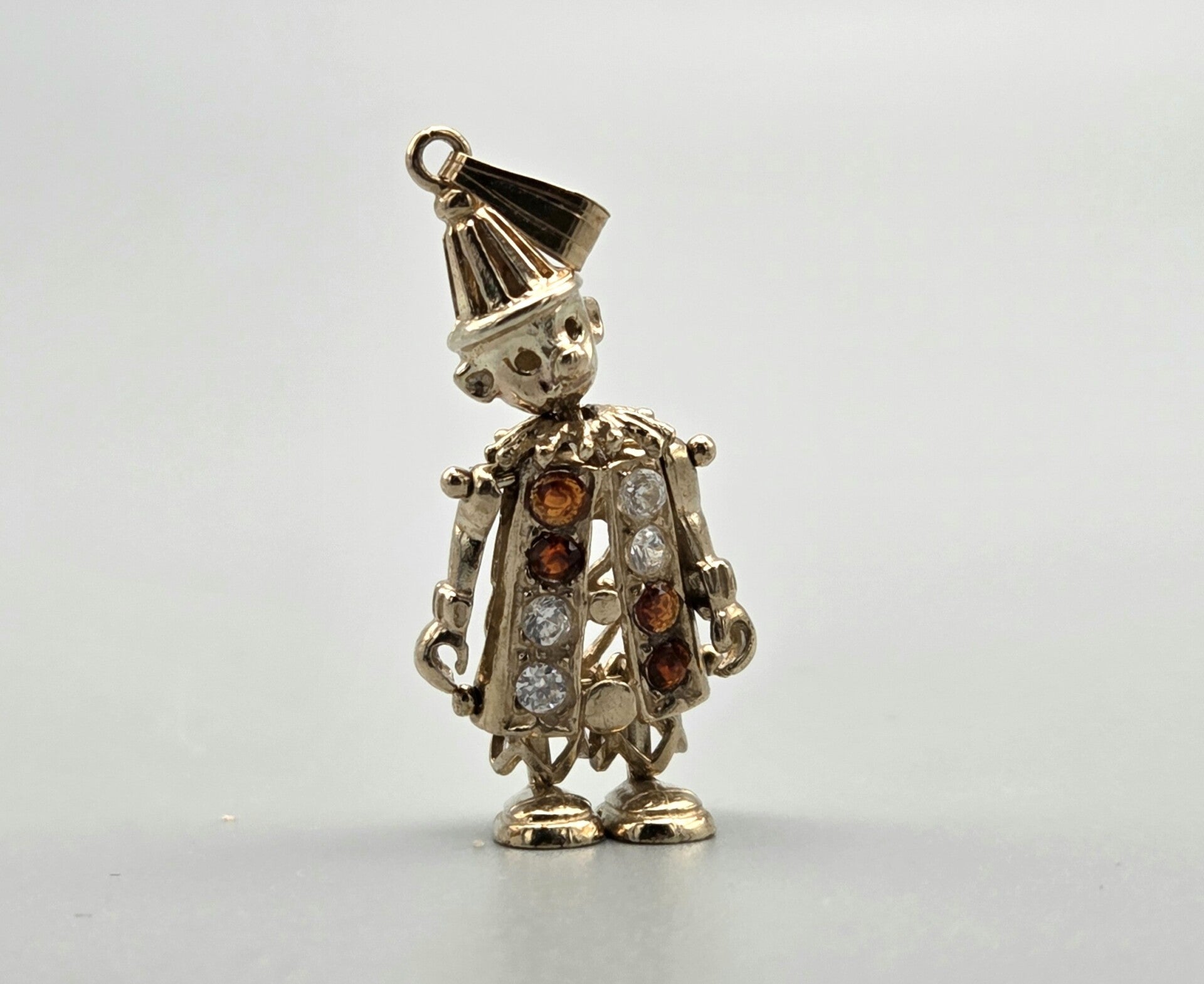 Vintage gouden clown hanger met granaat en toermalijn. 2025/708.