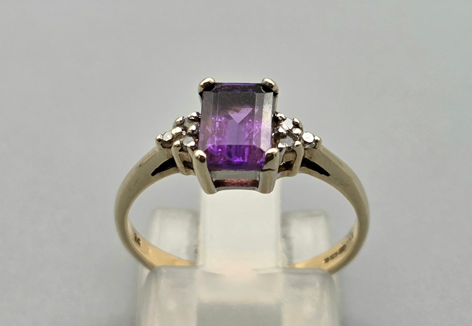 Vintage bi-color ring met edelsteen amethist en diamant. 2025/729.