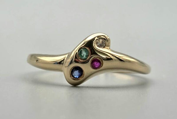Vintage design ring met edelstenen en diamant. 2025/737.