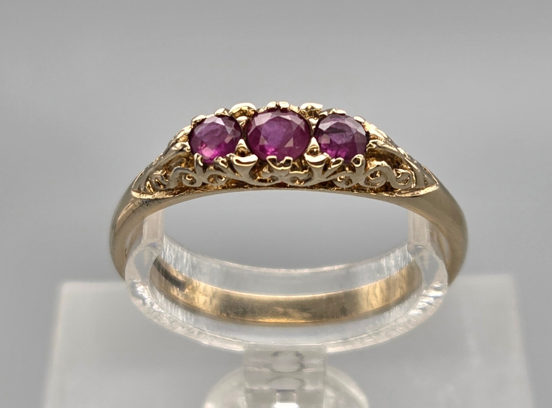 Vintage ring met edelsteen robijn. 2025/747.