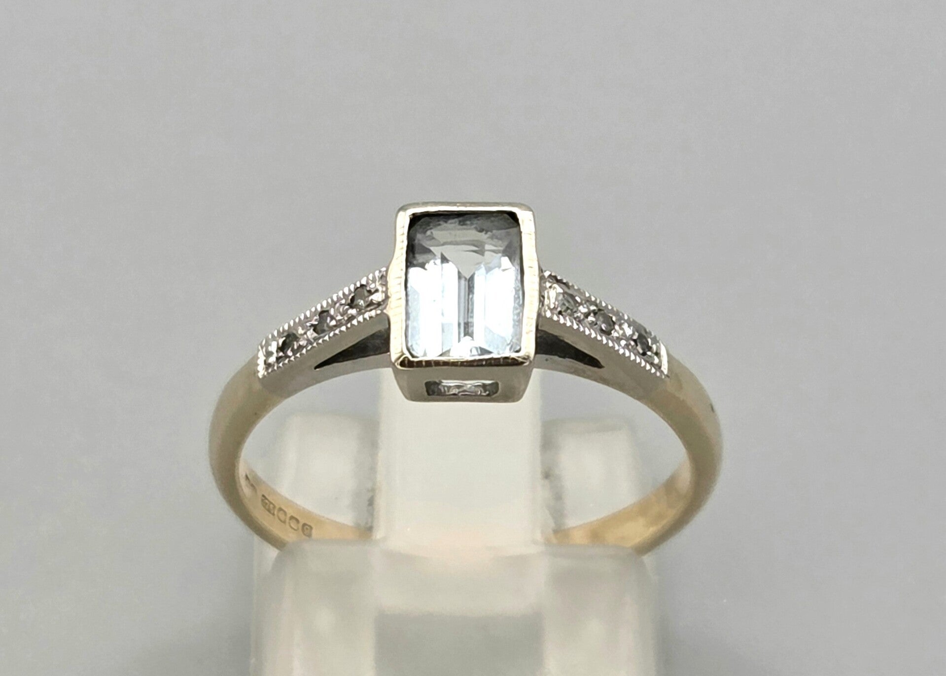 Vintage bi-color ring met edelsteen aquamarijn en diamant. 2025/741.