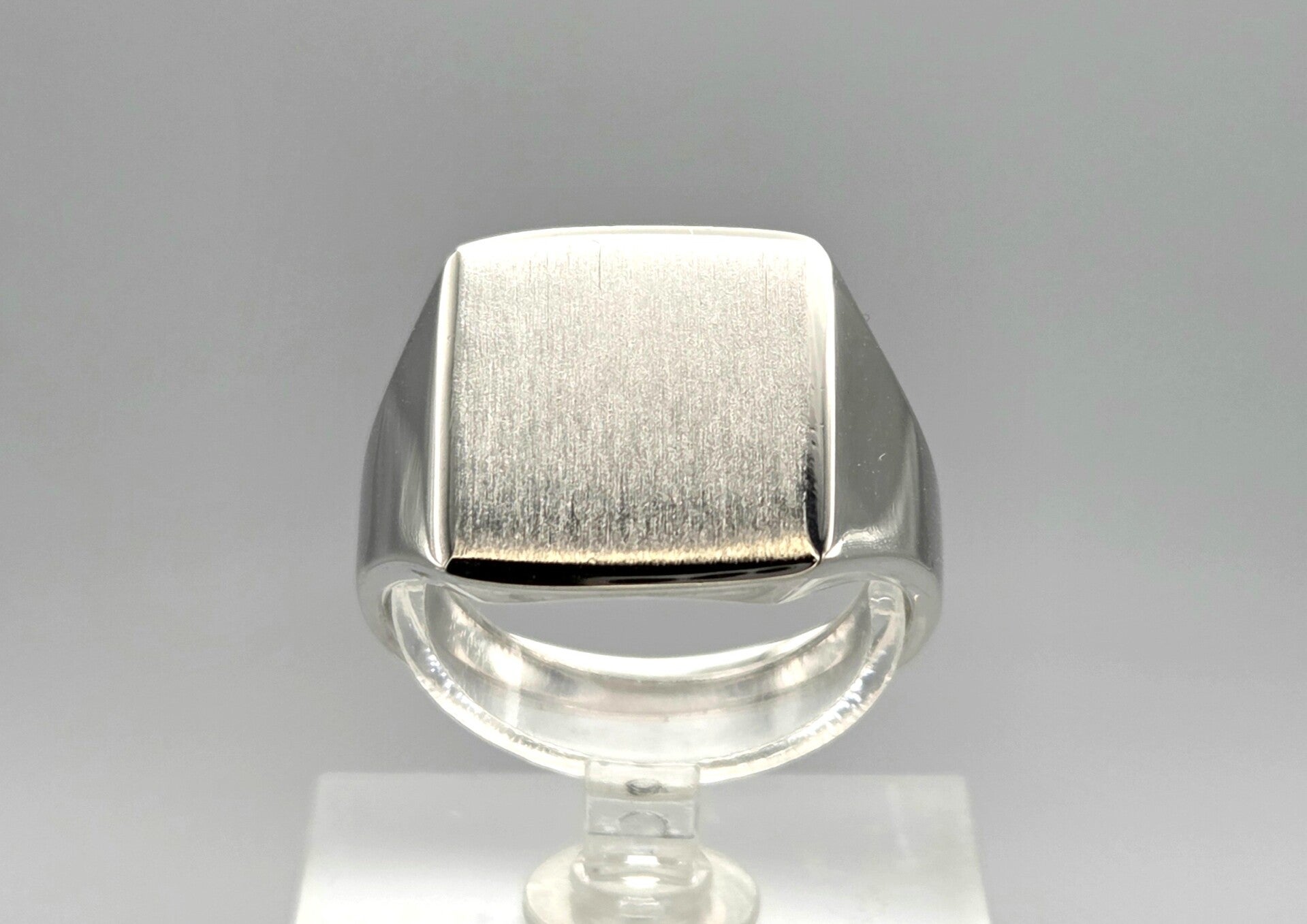 Zilveren herenzegelring. 2025/733.