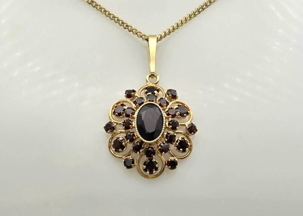 Antieke gouden hanger met granaat. 2025/758.