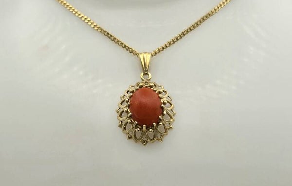 Vintage gouden hanger met bloedkoraal. 2025/774.
