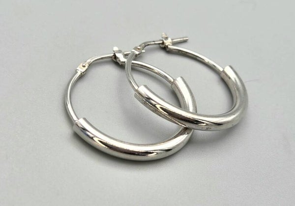 Zilveren gladde creolen ronde buis gerhodineerd. 2025/73.