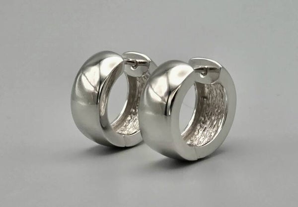 Zilveren brede gladde klap creolen. 2025/778.