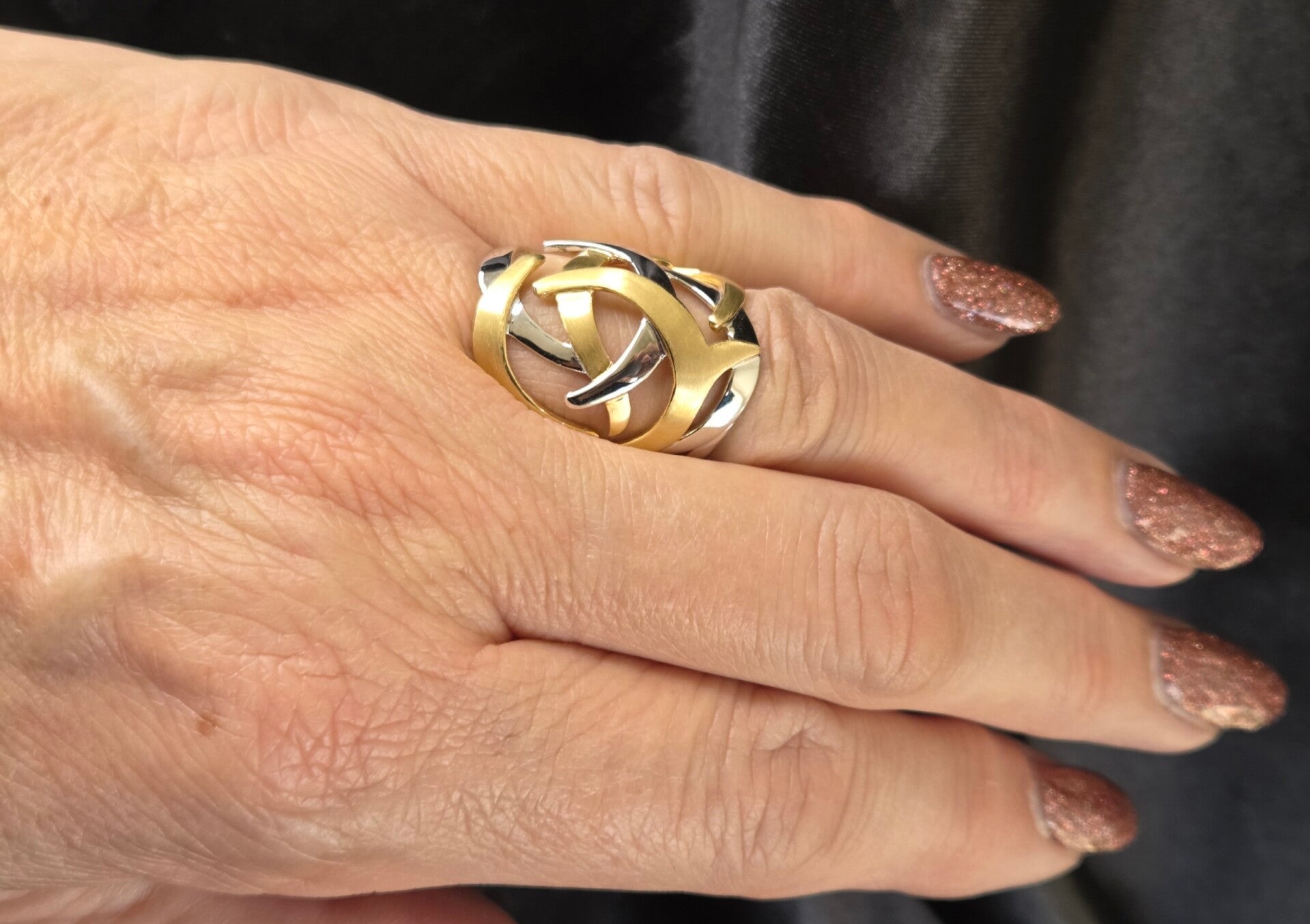 Vermeil op zilver bi-color design ring. 2025/769.