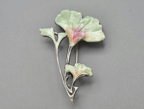 Zilveren Art Noveau broche/hanger met emaille ginko blad. 2025/790
