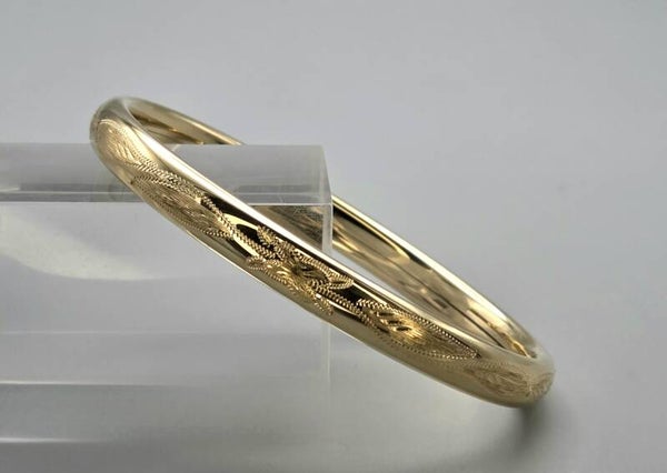 Gouden bewerkte slavenarmband met dopsluiting. 2025/782.