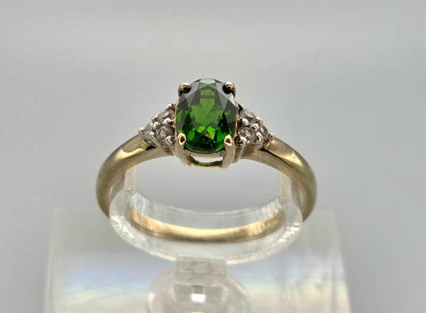 Vintage ring met edelsteen smaragd en diamant. 2025/815.