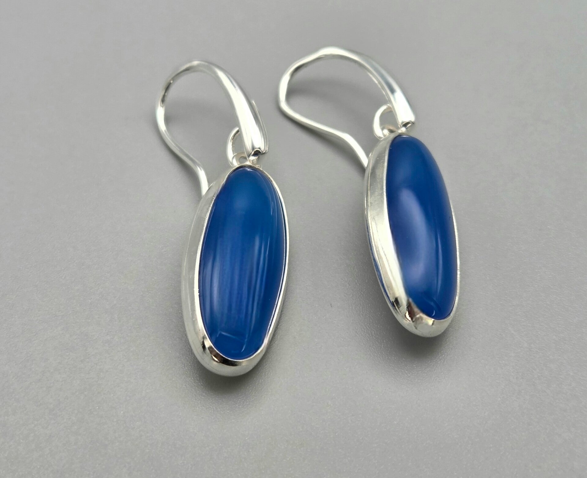 Zilveren oorbellen met edelsteen blauwe agaat. 2025/828.