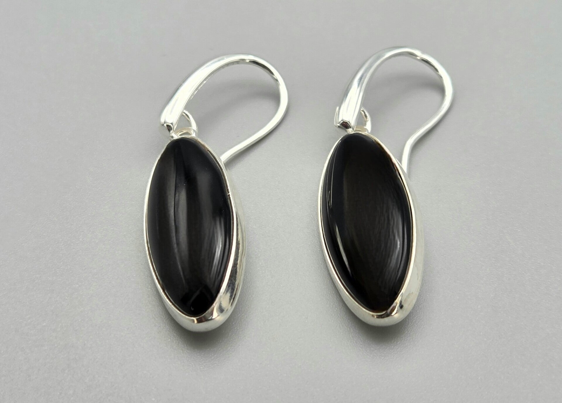 Zilveren oorbellen met edelsteen onyx. 2025/834.