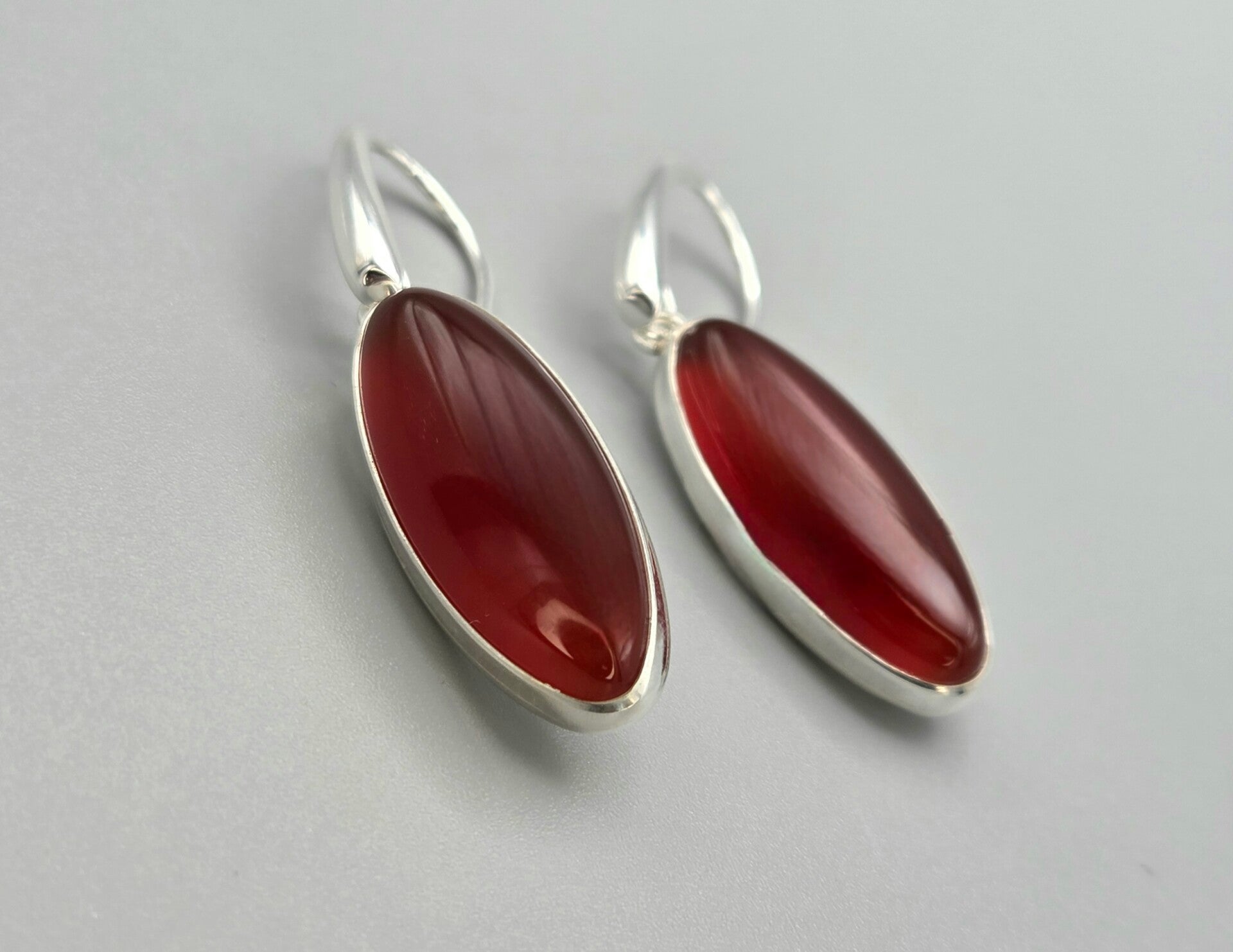 Zilveren oorbellen met edelsteen carneool. 2025/840.