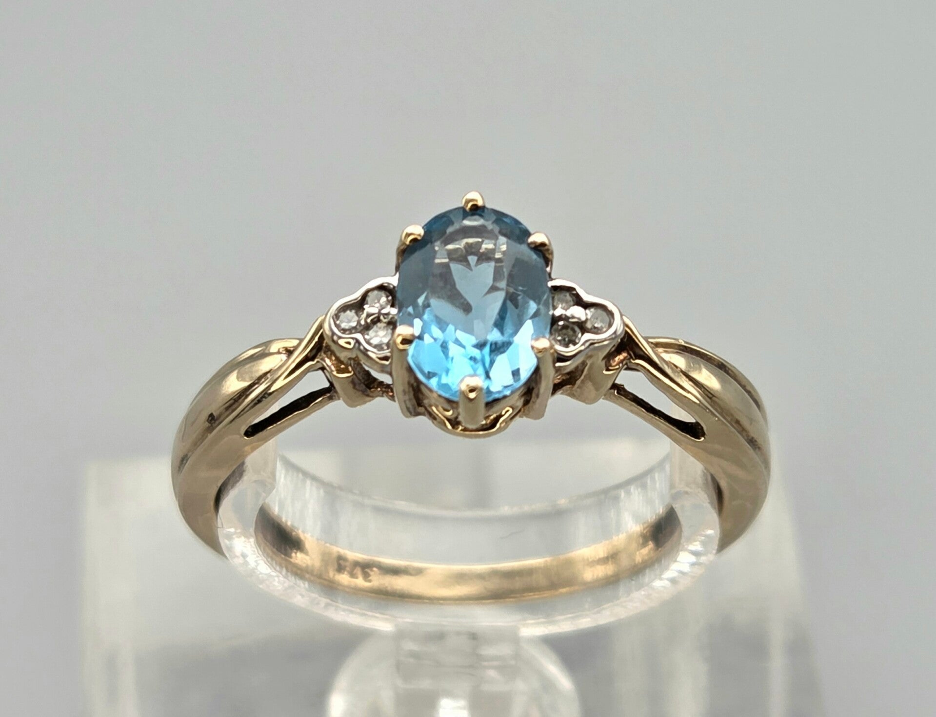 Vintage ring met edelsteen topaas en diamant. 2025/833.