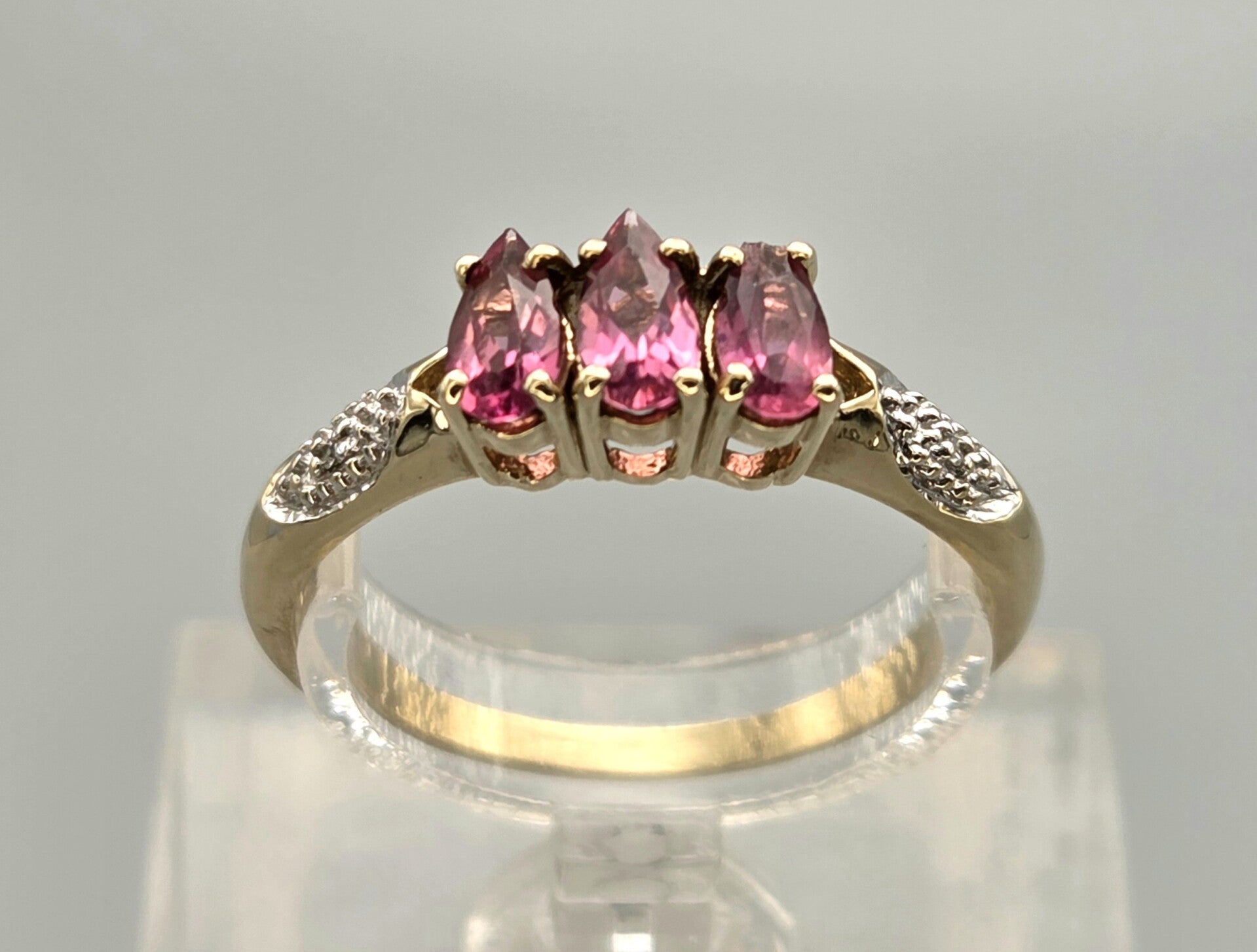Vintage ring met edelsteen toermalijn en diamant. 2025/839.