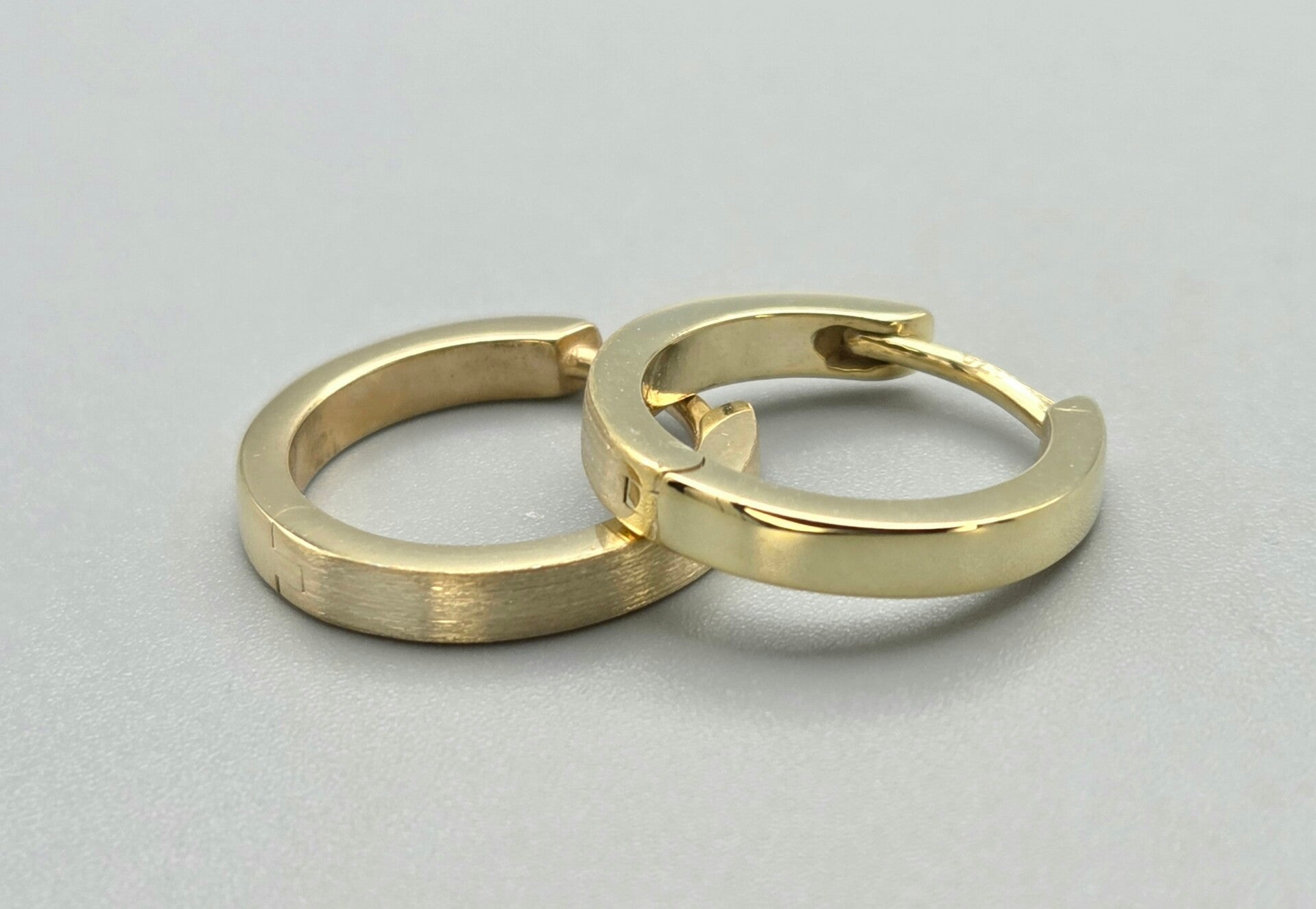 Vermeil op zilver klap creolen. 2025/847.