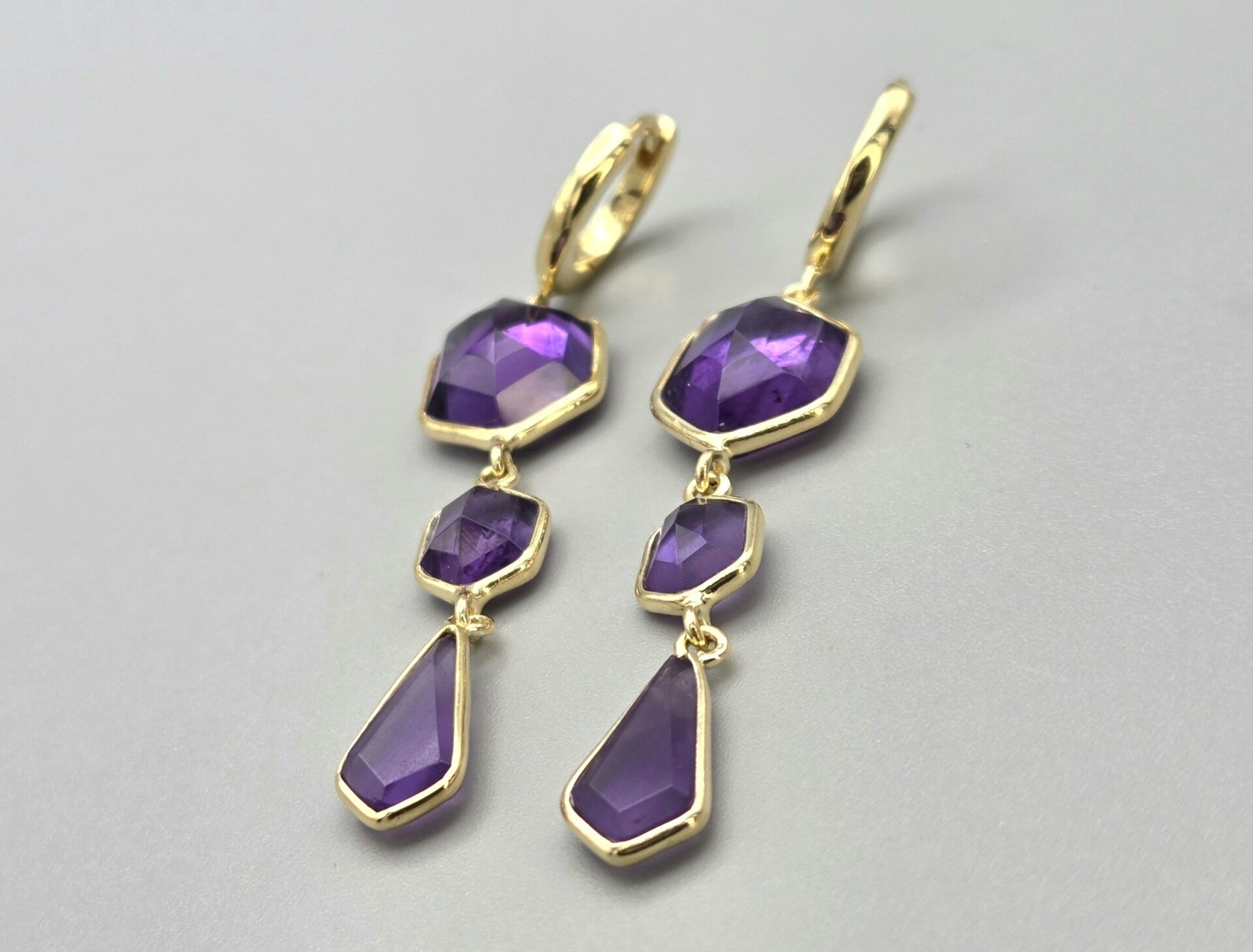 Vermeil op zilver oorbellen met edelstenen amethist. 2024/862.