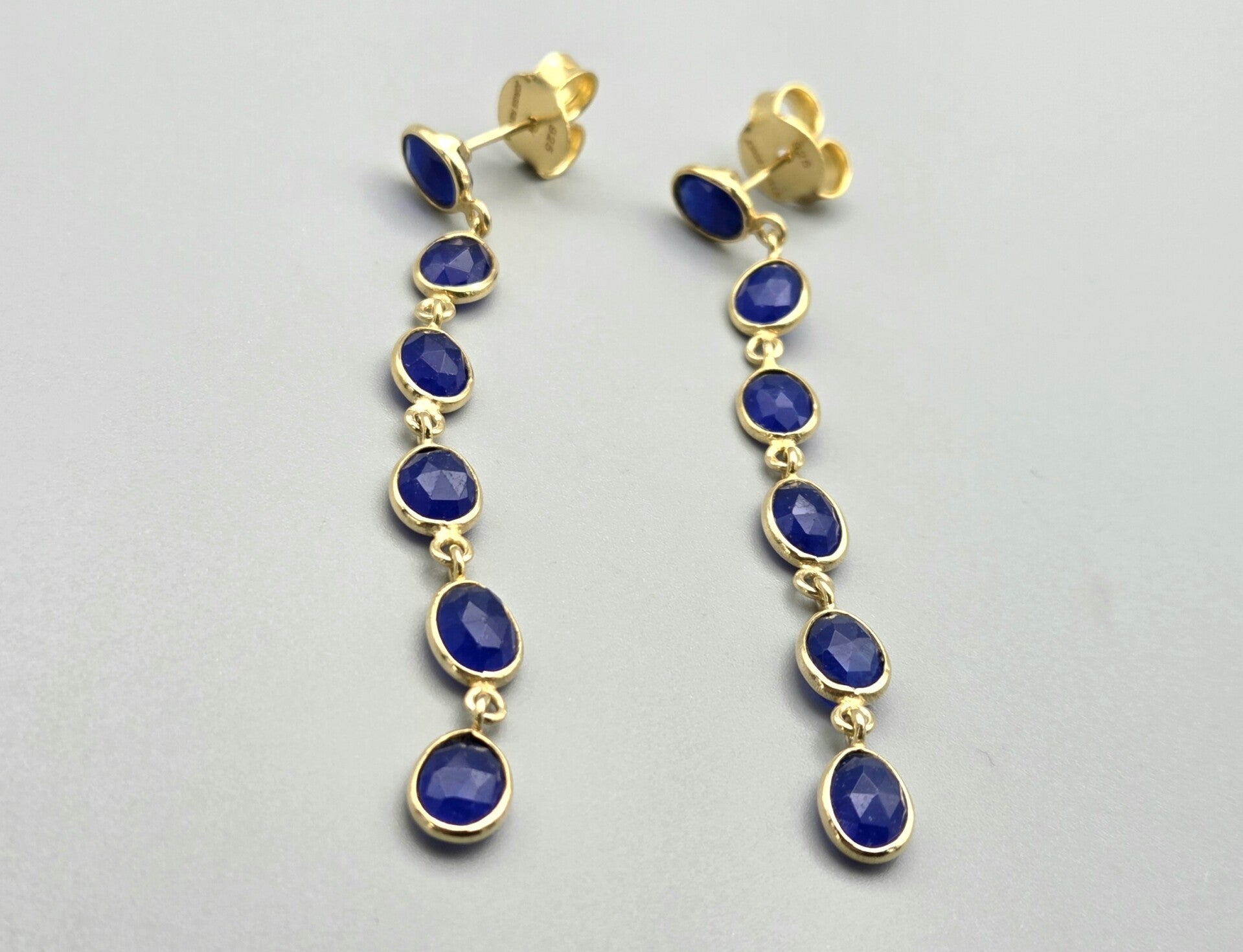 Vermeil op zilver oorbellen met edelstenen blauwe jade. 2025/860.