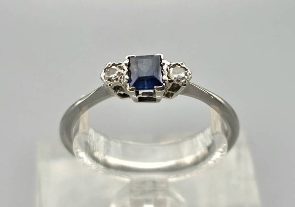 Vintage design ring met edelstenen saffier en diamand. 2025/868.