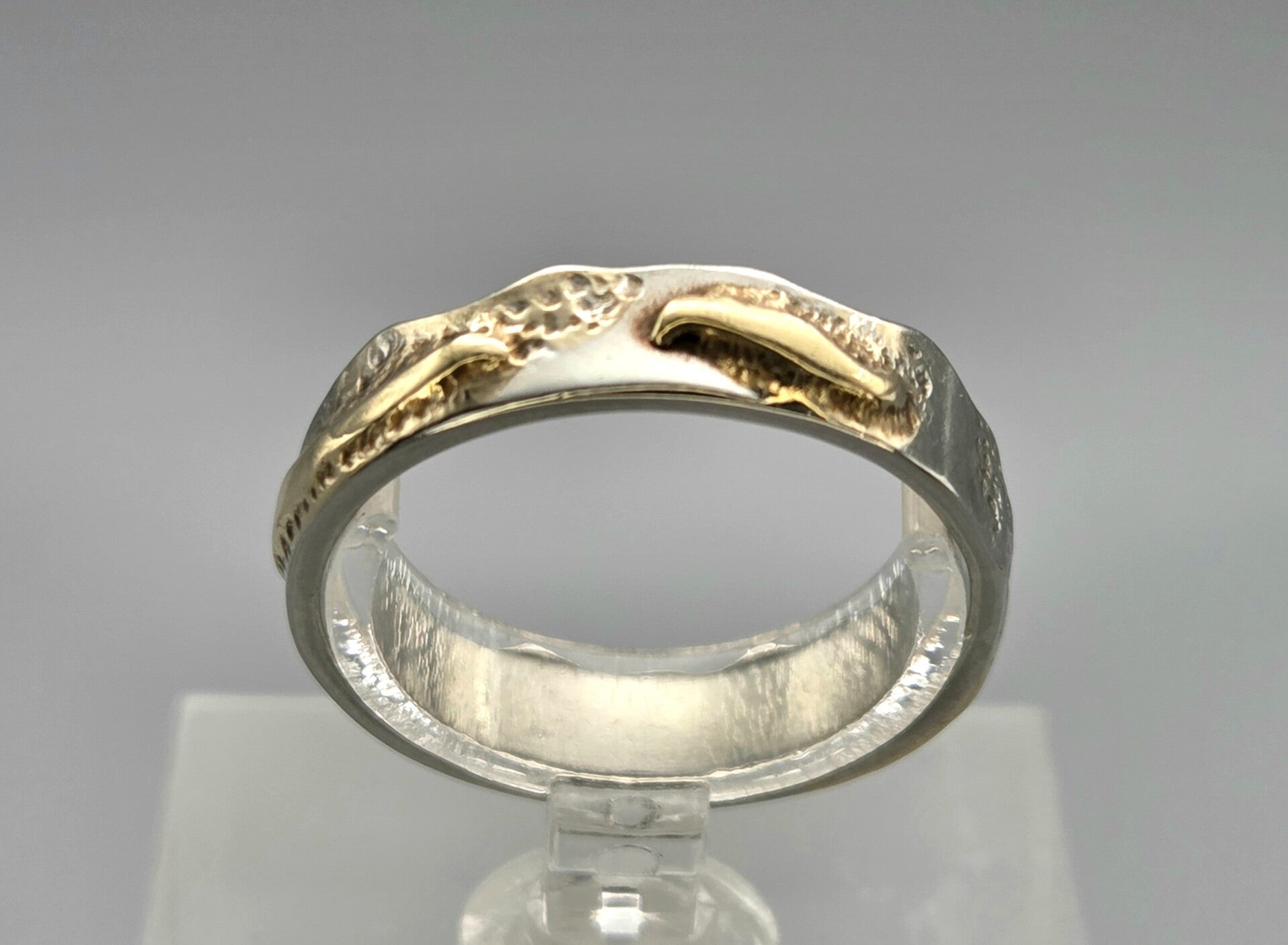 Vintage bi-color design ring. 2025/869.