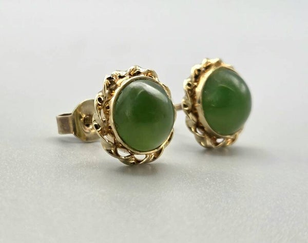 Vintage gouden oorbellen met edelsteen jade. 2026/03.