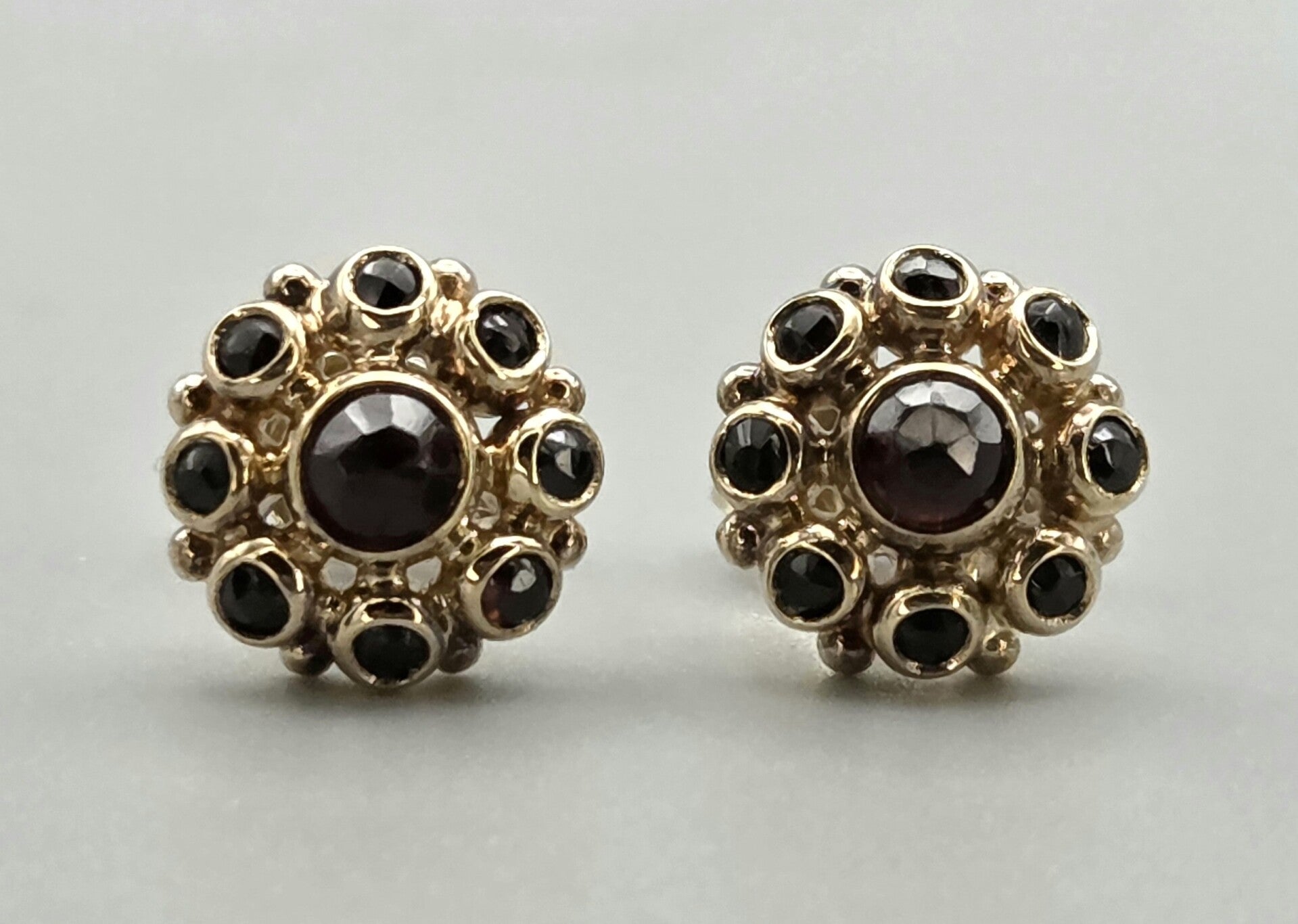 Antieke gouden oorbellen met edelsteen granaat. 2026/11.