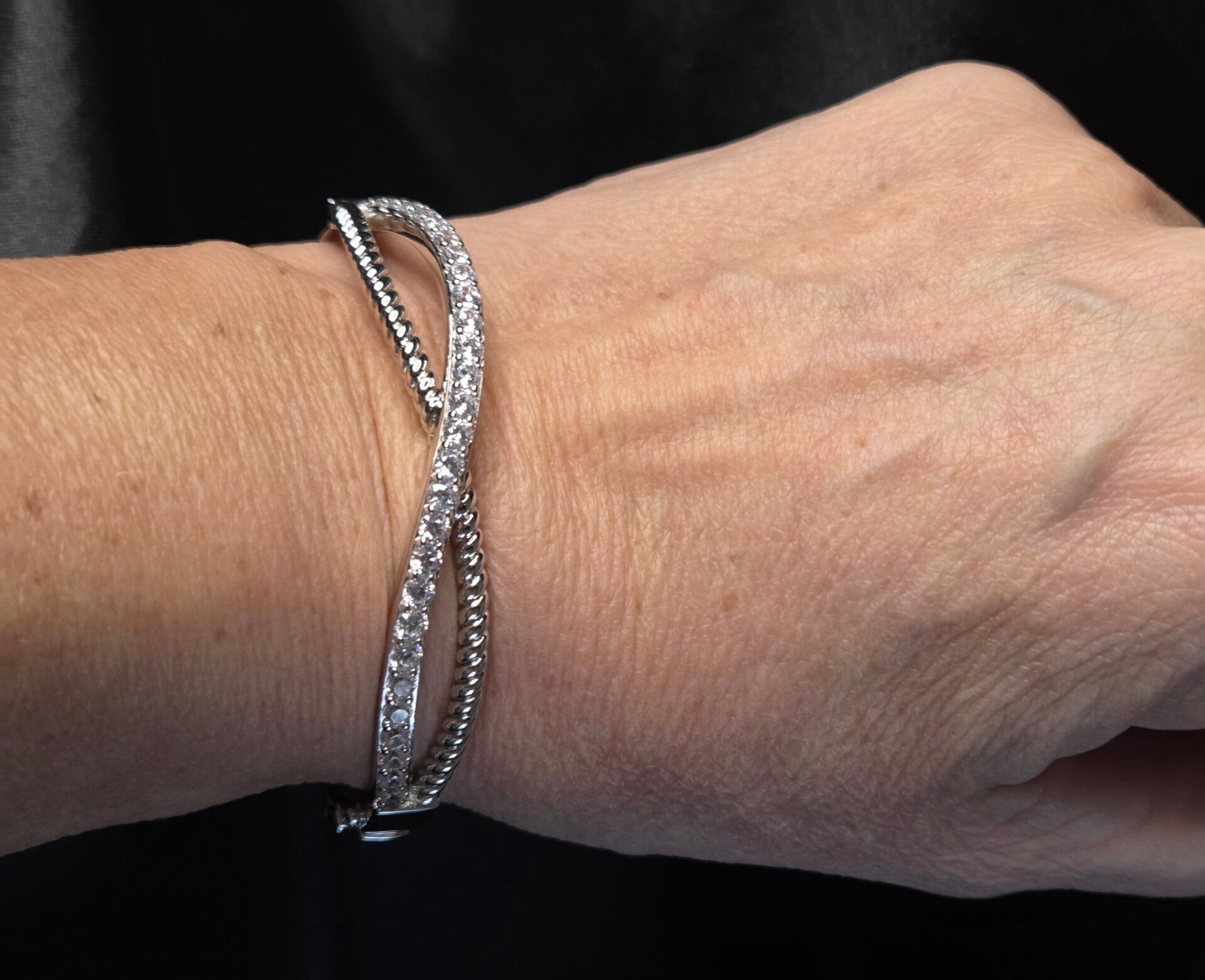 Zilver crossover slavenarmband met zirkonia's. 2026/99.