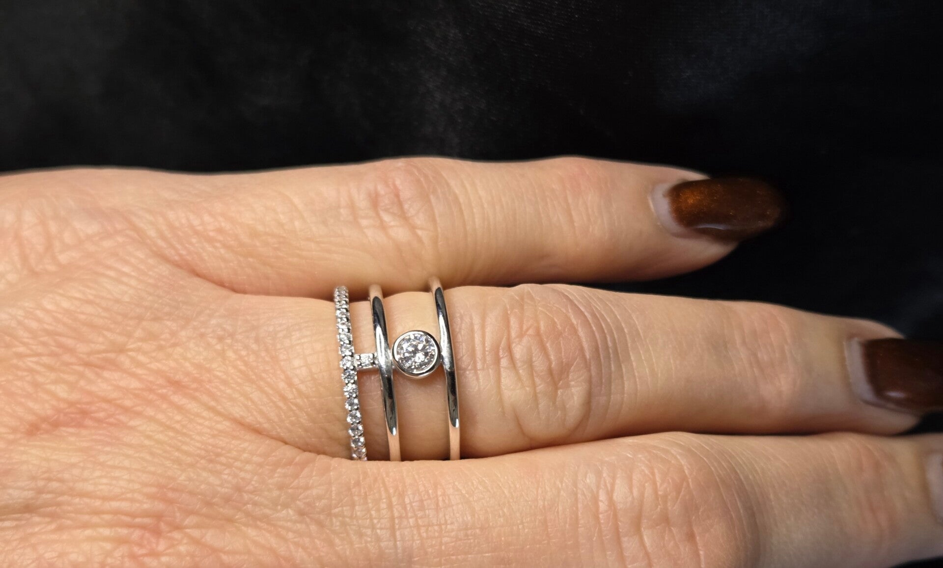 Prachtige brede zilveren ring met diamonfire zirkonia. 2026/108