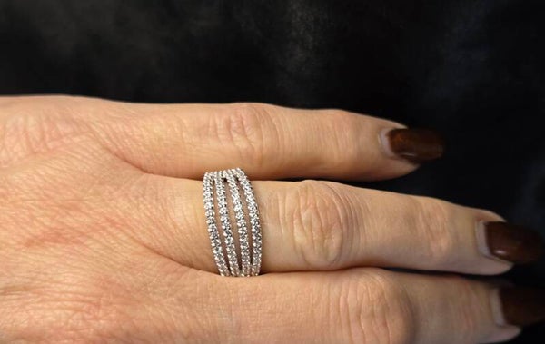 Prachtige brede zilveren ring met diamonfire zirkonia. 2026/112.