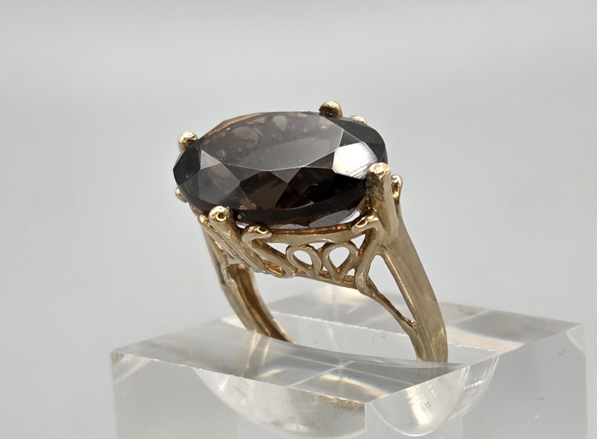 Vintage ring met edelsteen rook topaas. 2026/102.
