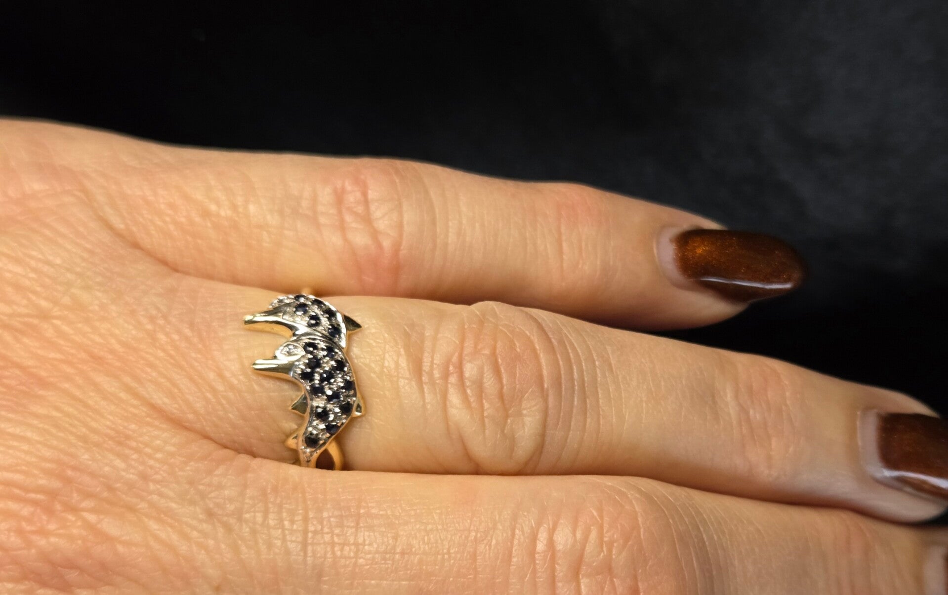 Vintage dolfijn design ring met edelstenen saffier. 2026/113.