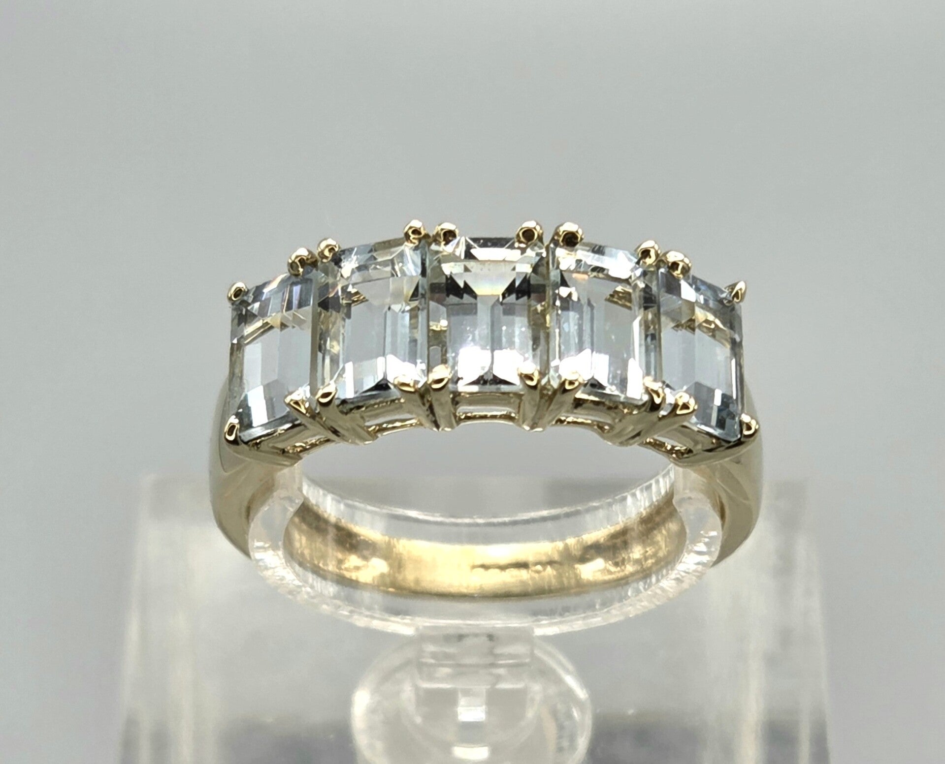 Vintage ring met edelsteen aquamarijn. 2026/106.