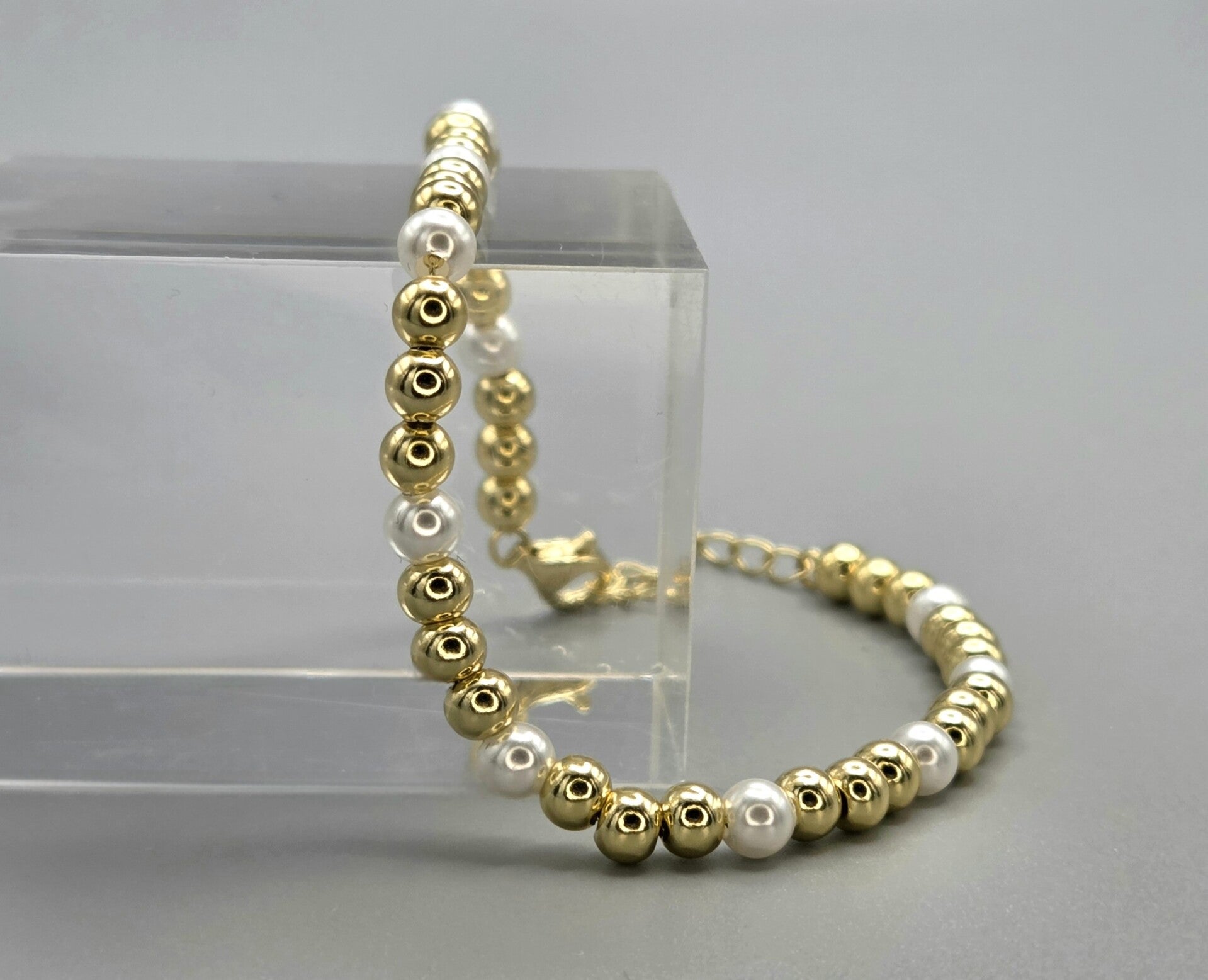 Vermeil op zilver kralen armband met parel. 2026/116.