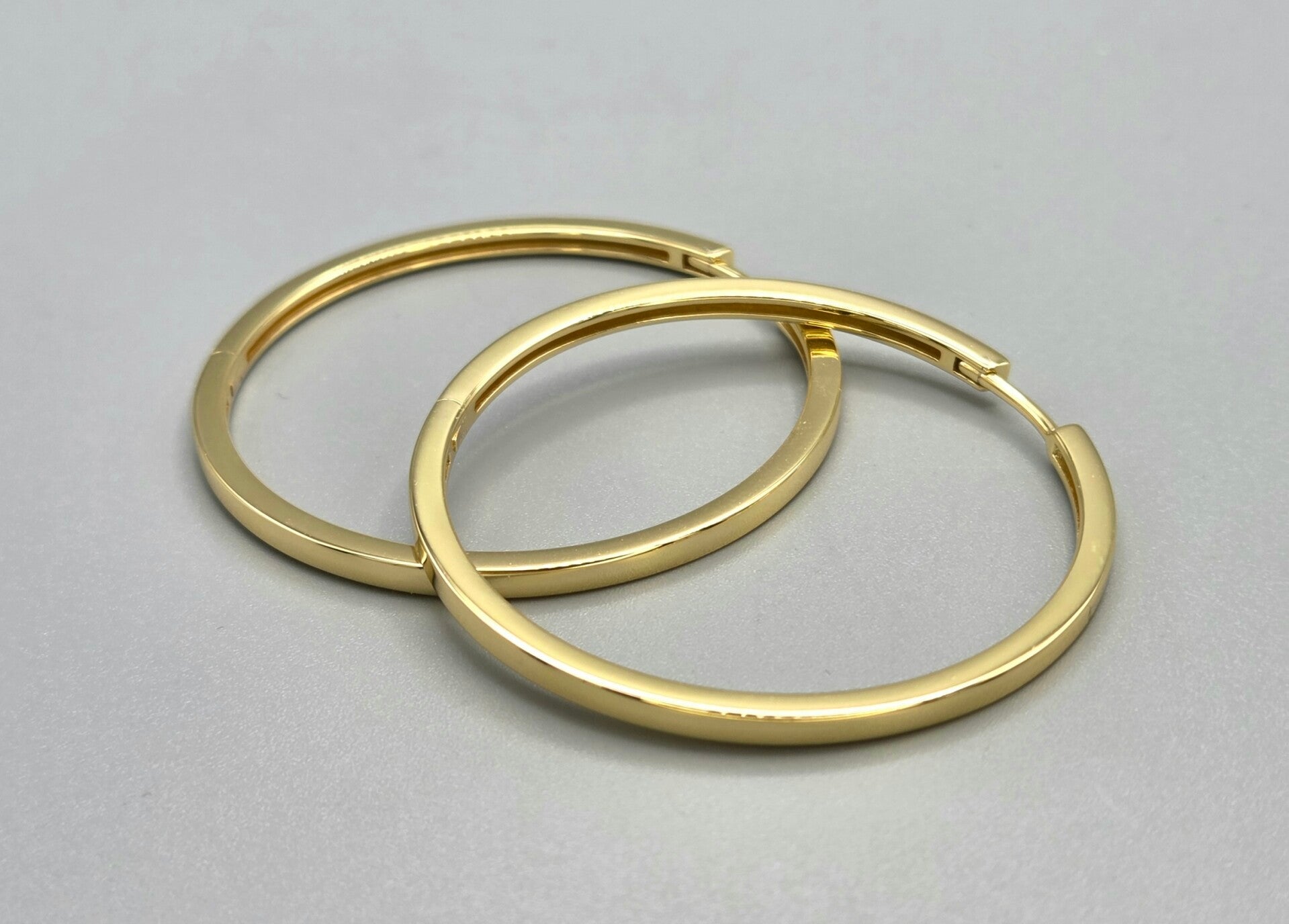 Vermeil op zilver vierkante klap creolen. 2026/114.