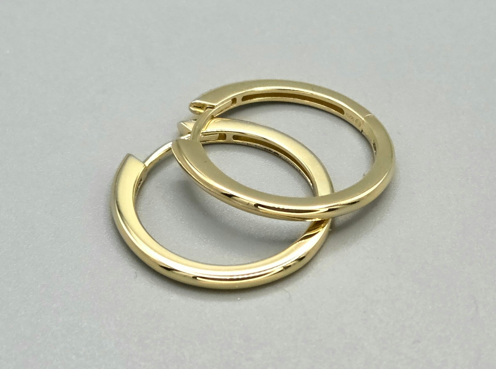 Vermeil op zilver klap creolen. 2026/126.