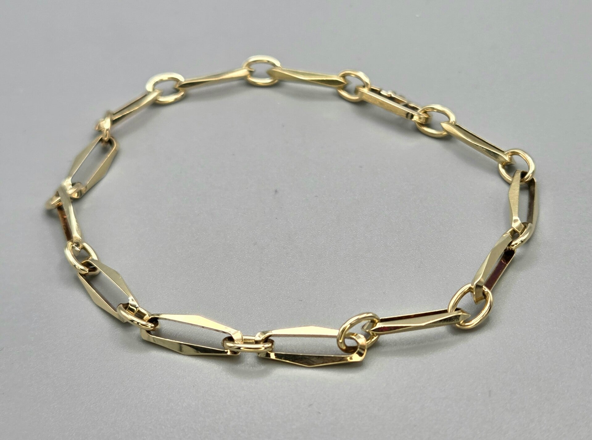 Gouden vintage closed for ever armband. 2026/117