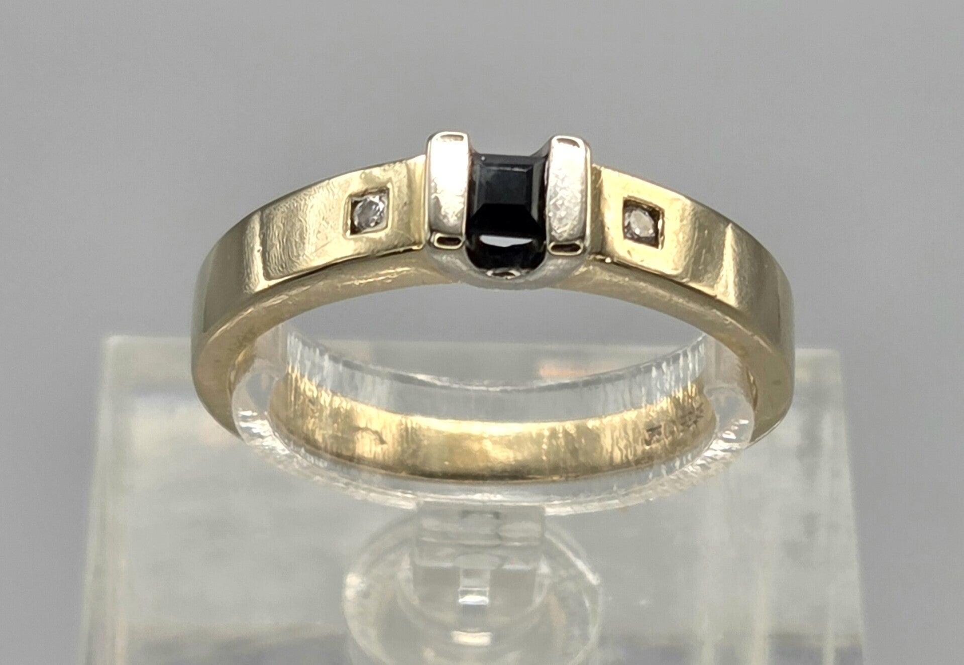 Vintage bi-color ring met edelsteen saffier en diamanten. 2026/131.