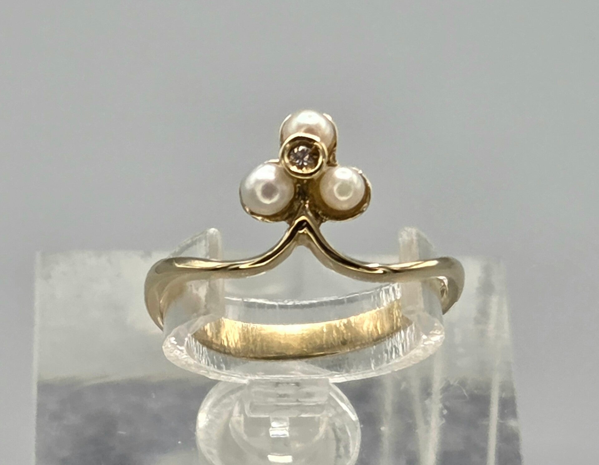 Vintage ring met parel en diamanten. 2026/133.