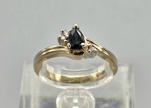 Vintage ring met edelsteen saffier en diamanten. 2026/137.